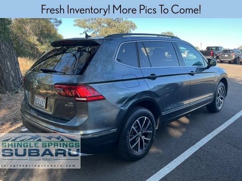Used 2018 Volkswagen Tiguan SE w/ Panoramic Sunroof Package AWD/4WD image 3