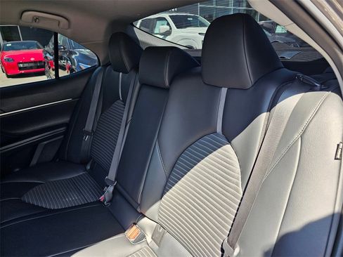 Used 2020 Toyota Camry SE image 11