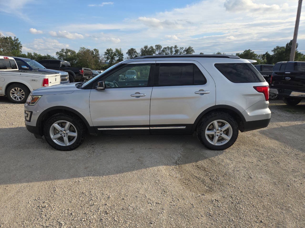 Used 2017 Ford Explorer XLT w/ Equipment Group 202A AWD/4WD image 5