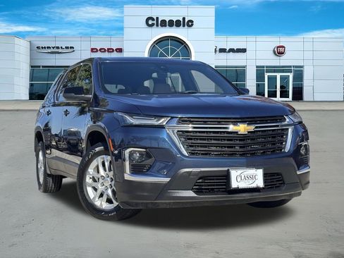 Used 2023 Chevrolet Traverse LS image 1