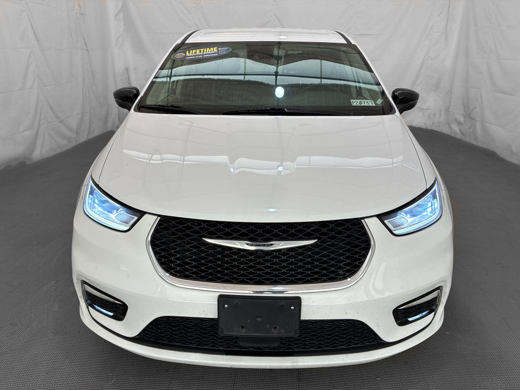 Used 2024 Chrysler Pacifica Limited FWD image 2