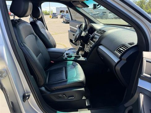 Used 2016 Ford Explorer XLT w/ Equipment Group 202A AWD/4WD image 14