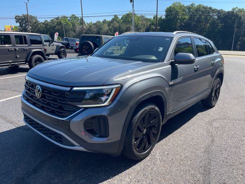 Used 2025 Volkswagen Atlas Cross Sport SE FWD image 3