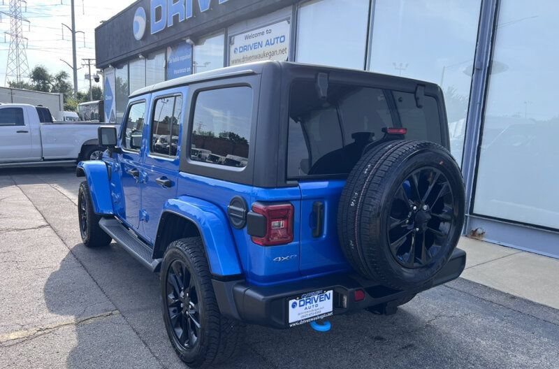 Used 2023 Jeep Wrangler Unlimited Sahara w/ Cold Weather Group AWD/4WD image 3