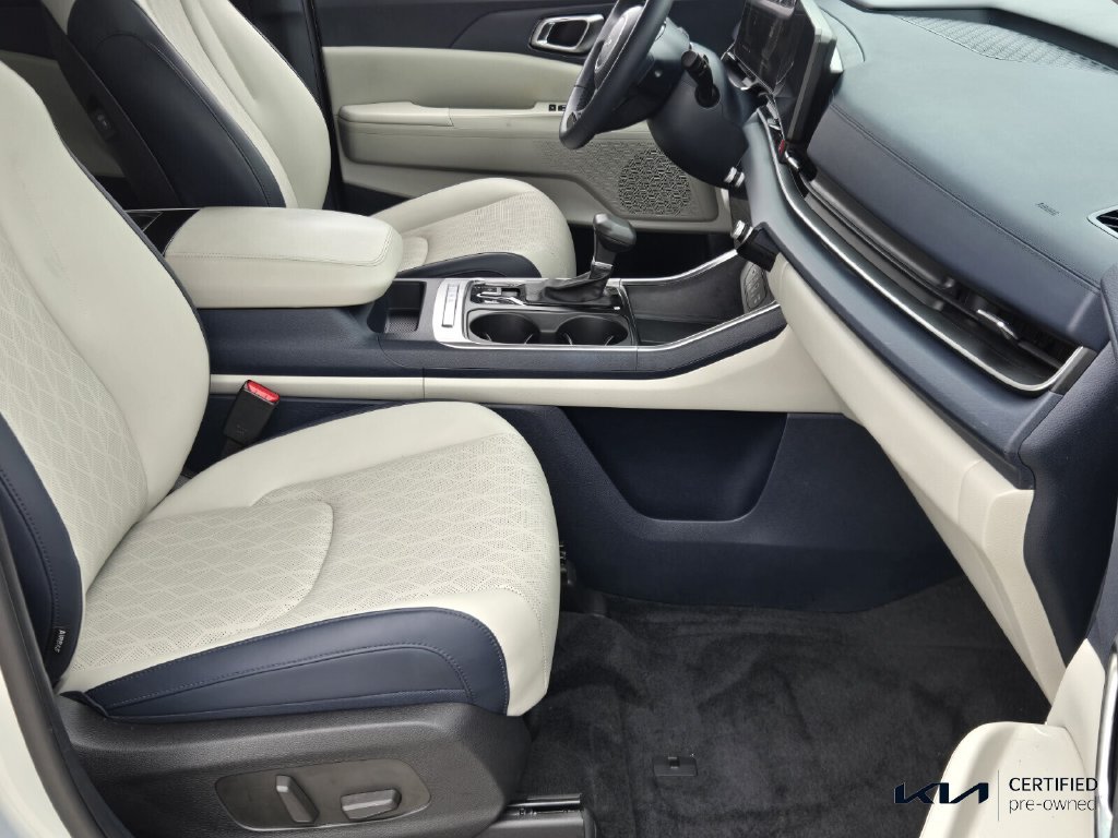 Certified 2025 Kia Carnival EX FWD image 18