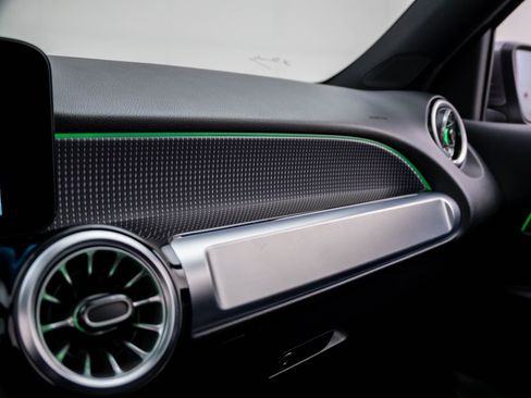 Used 2022 Mercedes-Benz GLB 250 4MATIC image 33