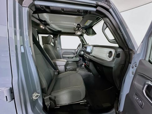 Used 2025 Jeep Wrangler Sahara image 31