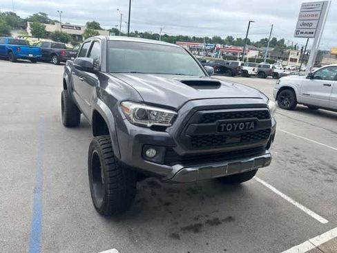 Used 2017 Toyota Tacoma TRD Sport w/ Tow Package (A/T) AWD/4WD image 17