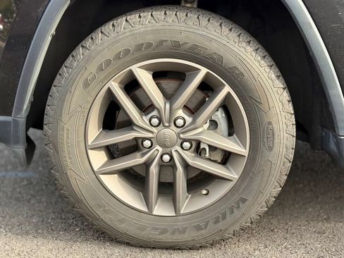 Used 2016 Jeep Grand Cherokee Laredo 75th Anniversary AWD/4WD image 9