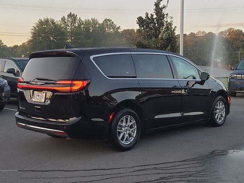 Used 2024 Chrysler Pacifica Touring-L FWD image 3