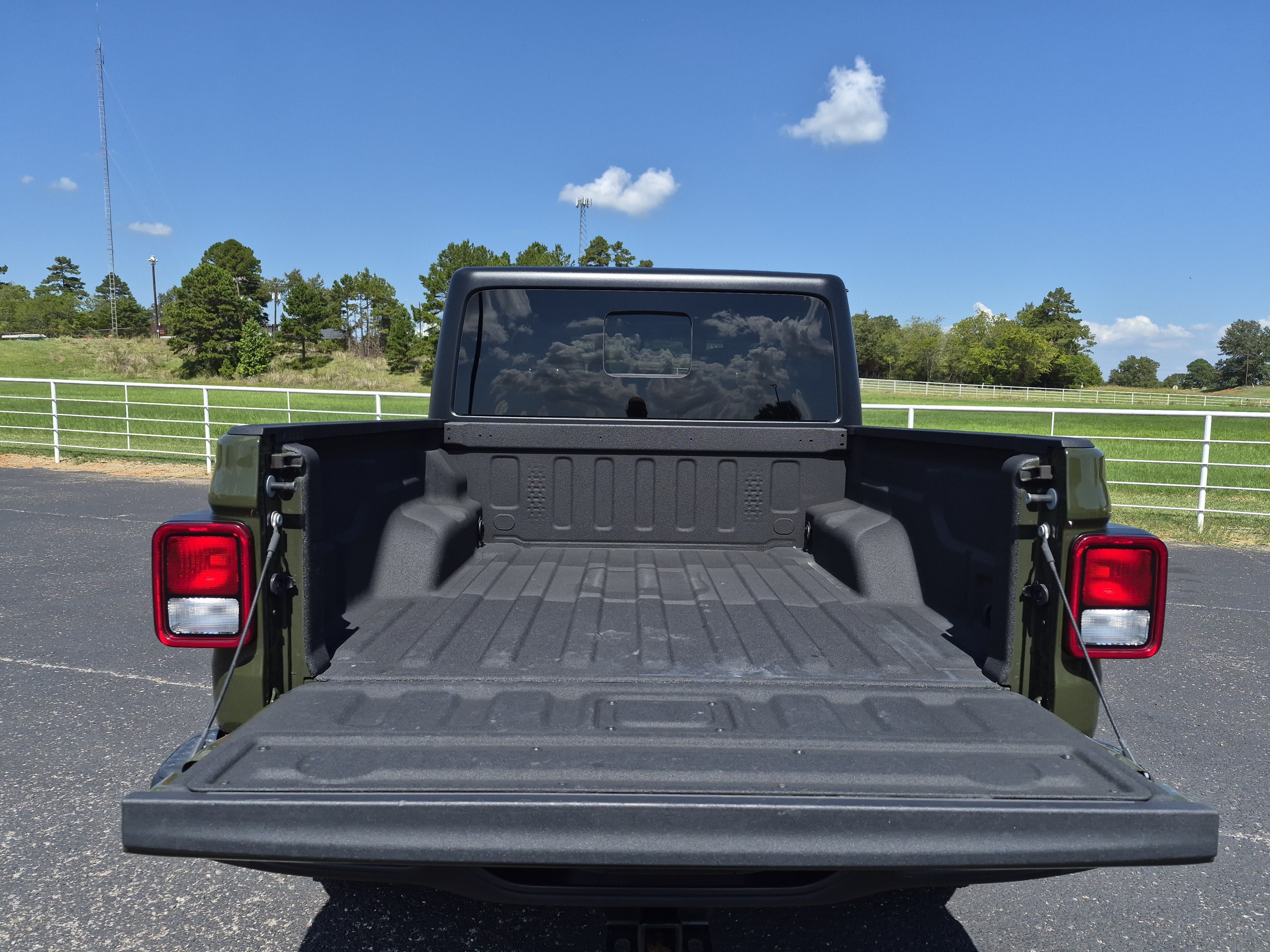 Used 2023 Jeep Gladiator Rubicon w/ Trailer Tow Package AWD/4WD image 9