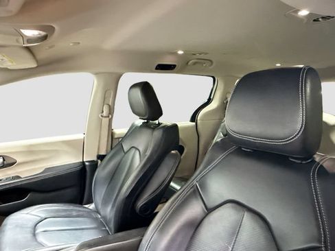 Used 2022 Chrysler Pacifica Touring-L FWD image 18