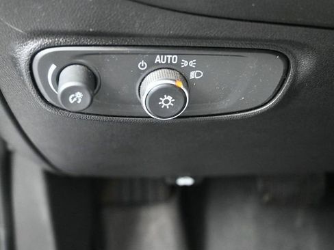 Used 2019 Chevrolet Equinox LS w/ LS Convenience Package image 10