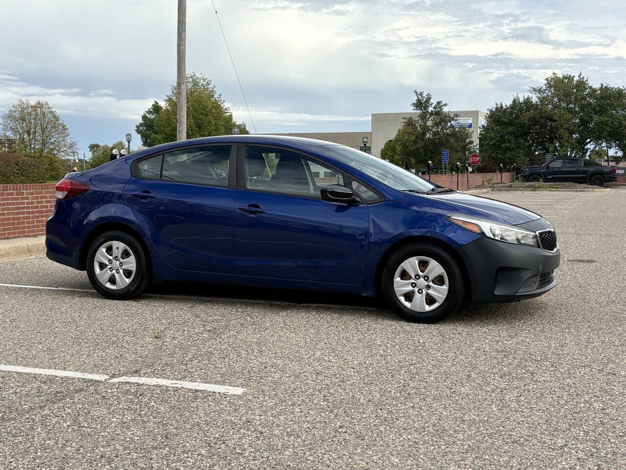 Used 2017 Kia Forte LX FWD image 5