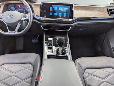 Used 2025 Volkswagen Atlas SE image 14