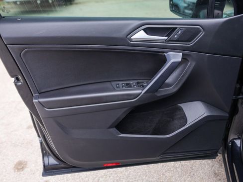 Used 2021 Volkswagen Tiguan SE w/ Panoramic Sunroof Package image 23