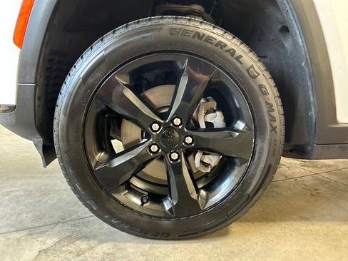 Used 2023 Jeep Grand Cherokee L Laredo AWD/4WD image 10
