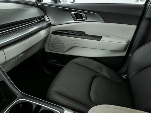 Used 2023 Kia Carnival LX FWD image 28