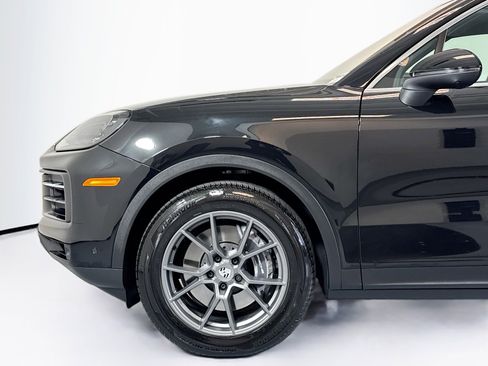 Used 2025 Porsche Cayenne image 28