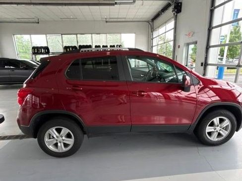 Used 2022 Chevrolet Trax LT w/ LT Convenience Package AWD/4WD image 4