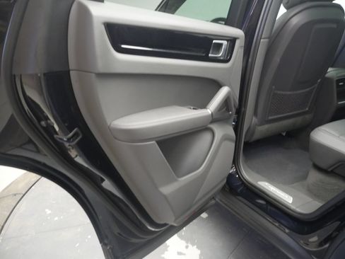 Used 2023 Porsche Cayenne AWD/4WD image 17