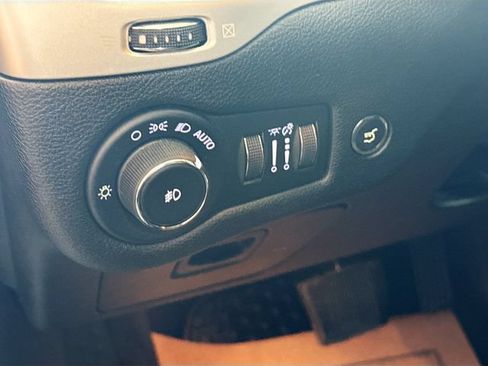 Used 2018 Jeep Cherokee Latitude Plus w/ Comfort/Convenience Group AWD/4WD image 11
