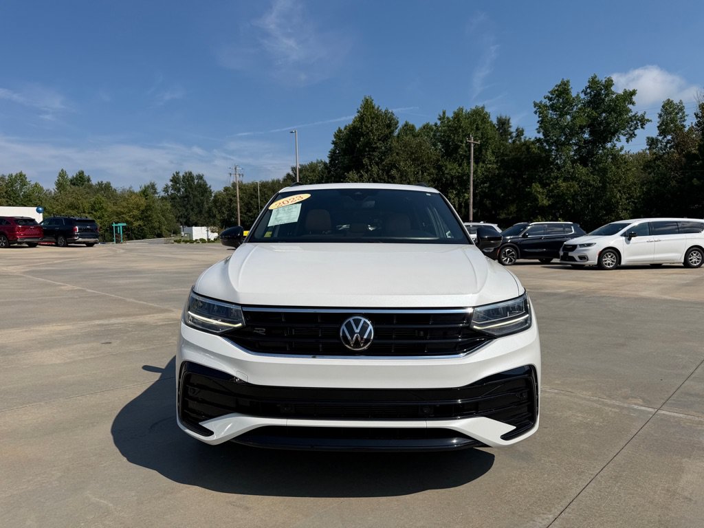 Used 2023 Volkswagen Tiguan SE R-Line FWD image 3