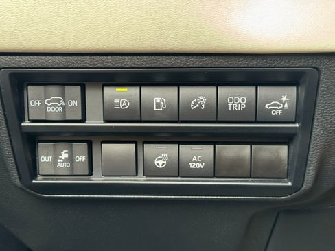 Used 2023 Toyota Sequoia Capstone AWD/4WD image 19