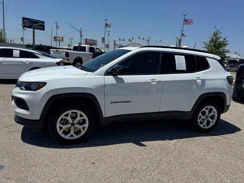 Used 2025 Jeep Compass Latitude w/ Sun & Sound Group AWD/4WD image 3
