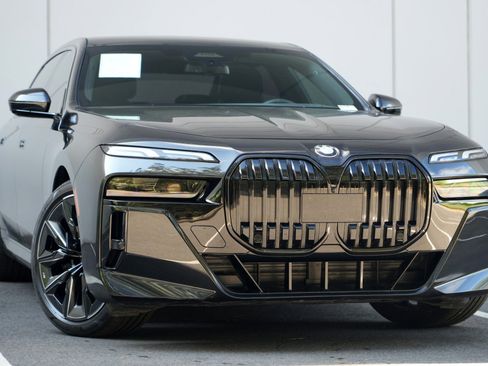 Used 2024 BMW 740i w/ M Sport Professional Package RWD image 4