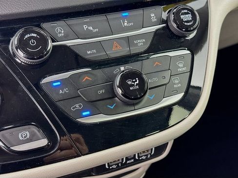 Used 2023 Chrysler Pacifica Touring-L FWD image 16