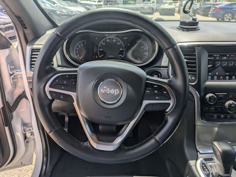 Used 2021 Jeep Grand Cherokee Laredo AWD/4WD image 19
