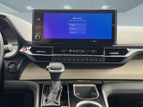 Used 2025 Toyota Sienna Platinum FWD image 22