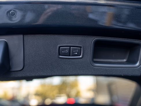 Certified 2025 Porsche Macan AWD/4WD image 21