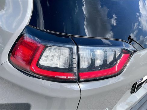 Used 2019 Jeep Cherokee Latitude Plus AWD/4WD image 27