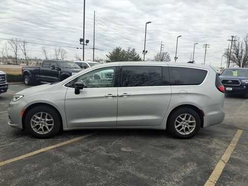 Used 2024 Chrysler Pacifica Touring-L image 37