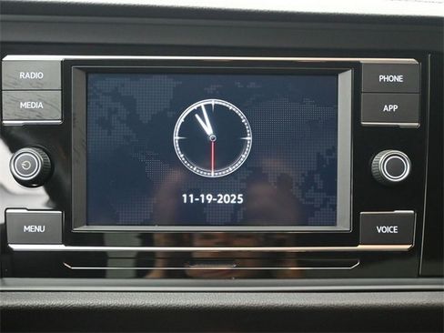 Certified 2022 Volkswagen Jetta SE image 4