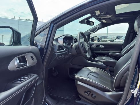 Used 2024 Chrysler Pacifica Limited w/ S Appearance Package FWD image 12