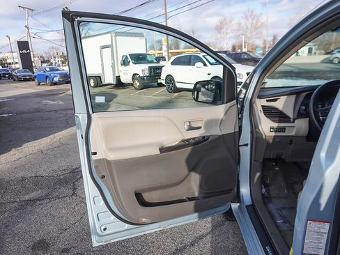 Used 2016 Toyota Sienna XLE image 25