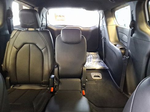 New 2026 Chrysler Pacifica Select image 15