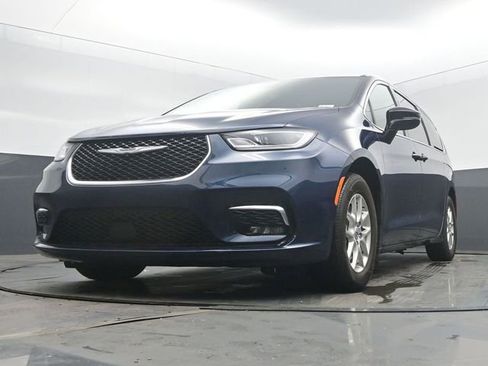 Used 2025 Chrysler Pacifica Select image 46