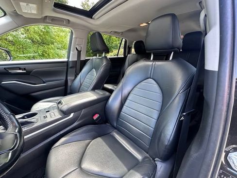 Used 2023 Toyota Highlander XLE AWD/4WD image 12