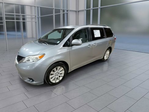 Used 2014 Toyota Sienna LE image 5