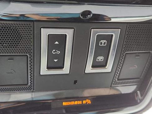 Used 2025 Land Rover Range Rover Velar Dynamic SE image 22