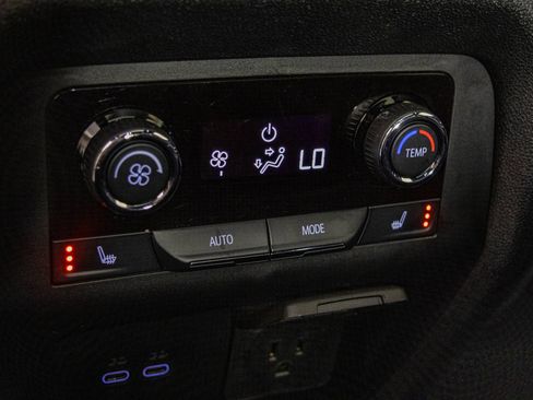Used 2024 Chevrolet Traverse RS FWD image 44