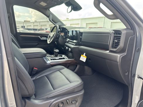 Used 2024 GMC Sierra 1500 SLT image 15