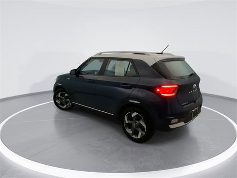 Used 2025 Hyundai Venue Limited image 2