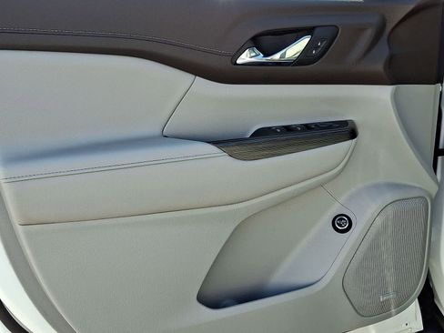 Certified 2023 GMC Acadia SLT image 28