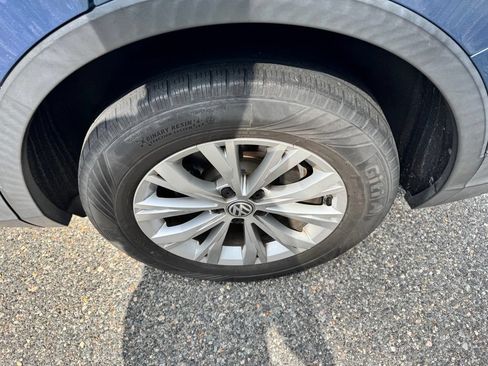 Used 2018 Volkswagen Tiguan SE w/ Panoramic Sunroof Package AWD/4WD image 9
