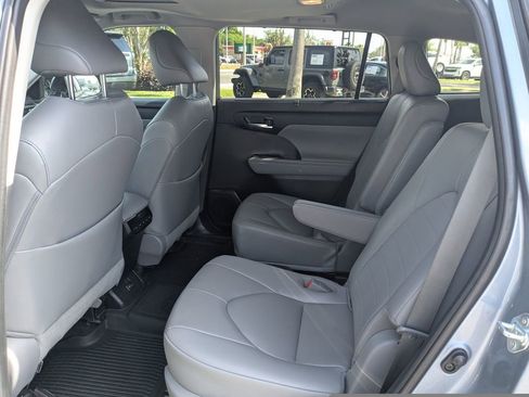 Used 2023 Toyota Highlander XLE image 13
